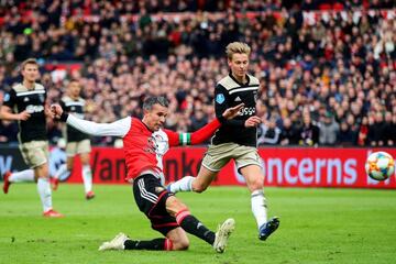 El veterano Van Persie (Feyenoord) destrozó al Ajax en el 6-2 del Clásico holandés.