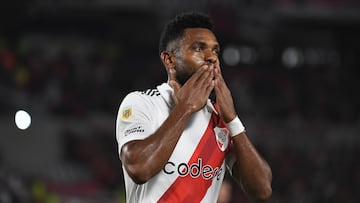 Miguel Borja en un partido de River Plate.