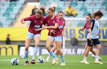 Irene Paredes y Laia Aleixandri disputan un balón durante el calentamiento previo al partido.