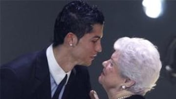 <b>CRISTIANO Y PUSKAS.</b> Cristiano Ronaldo recibió el trofeo de manos de la viuda de Ferenc Puskas, Erzsebet Puskas.
