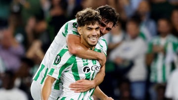 Abde y Johnny Cardoso celebran un gol durante en la Europa League.