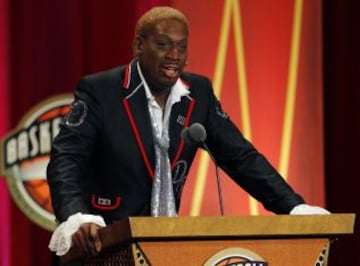 Dennis Rodman entr車 en Hall of Fame de la NBA en 2011. El jugador logr車 cinco campeonatos: dos con los Detroit Pistons (1989 y 1990) y tres con los Chicago Bulls (1996, 1997 y 1998). Rodman estuvo en dos de los equipos m芍s legendarios y recordados de la liga estadounidense.
