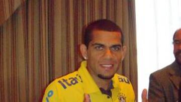 <strong>TRANQUILO.</strong> Alves no se mostró preocupado por los fichajes del Real Madrid.