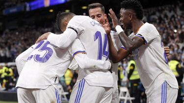 Los jugadores del Real Madrid felicitan a Casemiro tras marcar el primer gol del partido.