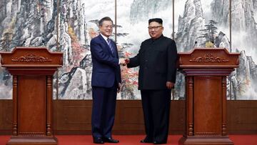 Moon Jae-in y Kim Jong Un durante una rueda de prensa en el Paekhwawon State Guesthouse de Pyongyang.