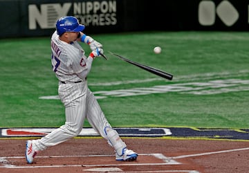 Los Angeles Dodgers se impusieron 4-1 a los Chicago Cubs en el Tokyo Dome durante el partido de la MLB Tokyo Series, competici¨®n con la que se da el banderazo de salida a la temporada 2025 de b¨¦isbol en las Grandes Ligas. En la imagen, el jugador de los Cubs Seiya Suzuki rompe el bate de forma espectacular en el momento de golpear una bola.
