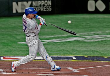 Los Angeles Dodgers se impusieron 4-1 a los Chicago Cubs en el Tokyo Dome durante el partido de la MLB Tokyo Series, competición con la que se da el banderazo de salida a la temporada 2025 de béisbol en las Grandes Ligas. En la imagen, el jugador de los Cubs Seiya Suzuki rompe el bate de forma espectacular en el momento de golpear una bola.