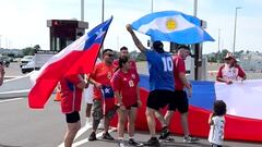 Un hincha se pasea con la bandera argentina frente a los chilenos y esto ocurre en Nueva Jersey