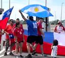 Un hincha se pasea con la bandera argentina frente a los chilenos y esto ocurre en Nueva Jersey