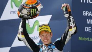 Tito Rabat celebra su triunfo en Alcañiz.