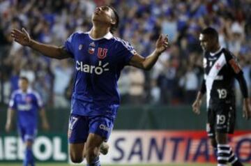 Eduardo Vargas celebra un gol ante Vasco en la Copa Sudamericana 2011.