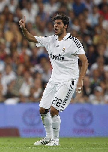 Vistió la camiseta del Real Madrid desde 2006 hasta 2009.