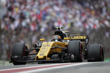 El piloto español Carlos Sainz, de la escudería Renault, participa en la tercera práctica libre en el autódromo de Interlagos 