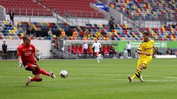 DUESSELDORF, GERMANY - JUNE 13: Goalkeeper, Florian Kastenmeier of Fortuna Dusseldorf saves from Achraf Hakimi Mouh of Borussia Dortmund during the Bundesliga match between Fortuna Duesseldorf and Borussia Dortmund at Merkur Spiel-Arena on June 13, 2020 i