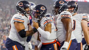 Foxborough (United States), 25/10/2022.- Chicago Bears quarterback Justin Fields (C) is congratulated by offensive linemen Larry Borom (L) and Braxton Jones (R) after Fields scored a touchdown against the New England Patriots during the first quarter of the NFL American football game between the Chicago Bears and the New England Patriots at Gillette Stadium, in Foxborough, Massachusetts, USA, 24 October 2022. (Disturbios, Estados Unidos) EFE/EPA/CJ GUNTHER
