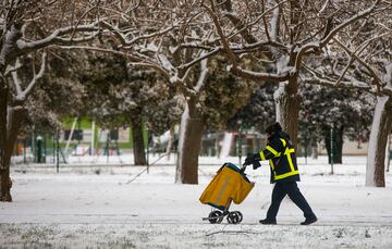 Una trabajadora de Correos camina por la nieve en Burgos, Castilla y León (España). La provincia está en alerta debido a que la cota de nieve ha bajado a los 400 metros y se esperan nevadas generalizadas. 