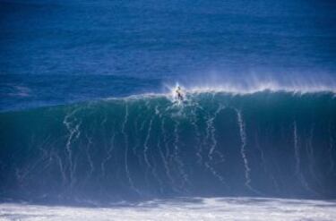Nazaré no siempre pudo con uno de los mejores surfistas de olas grandes del mundo. En esta ocasión, Grant Baker se escapó por los pelos de sus garras.