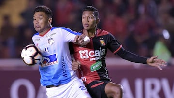 Te&oacute;filo Guti&eacute;rrez ante la marca de un rival durante el partido entre Melgar y Junior por Copa Libertadores.