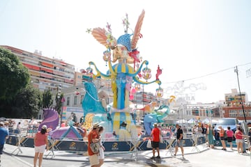 Las fallas visten las calles de Alicante.