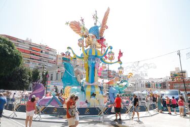 Las fallas visten las calles de Alicante. 