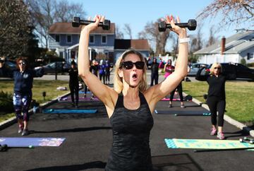  Jamie Benedik es instructora de tres gimnasios en West Islip, un barrio del condado de Suffolk en el estado estadounidense de Nueva York, durante estos días ha visto como han cerrado todos los recintos deportivos donde trabaja debido a la pandemia del Co