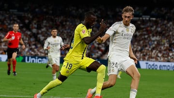 MADRID, 04/10/2025.- El defensa del Real Madrid Dean Huijsen, y el delantero del Villarreal Nicolas Pepe, durante el partido de la jornada 8 de LaLiga EA Sports que Real Madrid y Villarreal disputan este sábado en el estadio Santiago Bernabéu.- EFE/ Jj Guillén