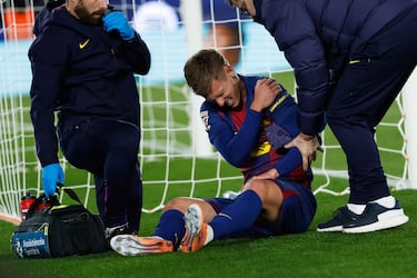 El centrocampista recibe asistencia en el césped.