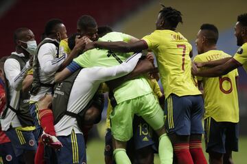 El equipo de Reinaldo Rueda derrotó a Uruguay en penales y avanzó a la siguiente ronda del torneo continental. David Ospina, la gran figura en Brasilia.