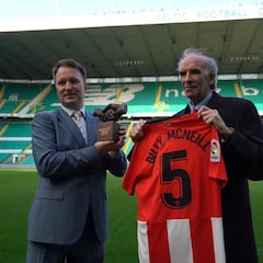 Iribar entrega en Glasgow el 'One Club Man' a Martin, hijo de Billy