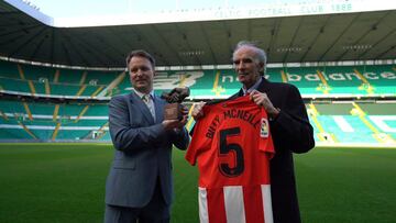 Iribar entrega el premi0 &#039;One Club Man&#039; a Martin McNeill, hijo de Billy