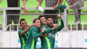 Roberto Gutiérrez festejó su segundo tanto personal con una selfie junto a sus compañeros.