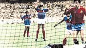 <b>EL FALLO DE ARCONADA.</B> Arconada detuvo el disparo de Platini, después el balón se escapó de sus manos
y resbaló bajo su cuerpo. En su afán por detenerlo, el guipuzcoano acabó de introducirlo en su puerta.