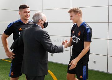 El presidente del Real Madrid Florentino Pérez, Jovic y Martin Ødegaard.