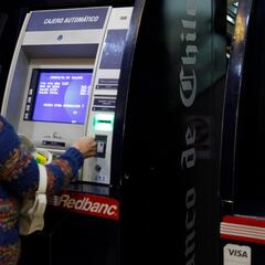 Esto es lo nunca debes hacer al sacar dinero del cajero: puede revelar datos personales para posibles estafas