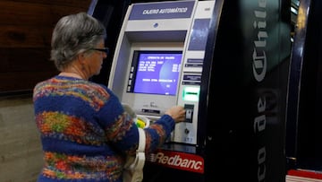 Esto es lo nunca debes hacer al sacar dinero del cajero: puede revelar datos personales para posibles estafas