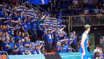 Miembros de la peña ‘Fuenla Blues’ animan en el pabellón Fernando Martín al Carplus Fuenlabrada ante el Hereda San Pablo Burgos la pasada temporada.