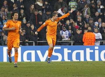 El 800 y el 900 llevaron la misma firma, no pod¨ªa ser de otro modo: Cristiano Ronaldo. Probablemente el mejor delantero de la historia del Real Madrid anot¨® el gol 800 en fase de grupos de la 2013/14, ante el Copenhague en Dinamarca (0-2)