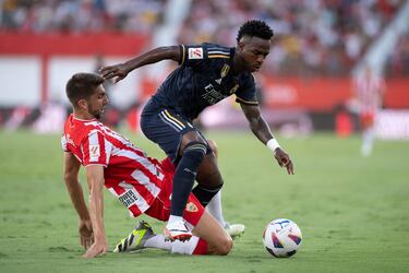 Edgar González trata de impedir el avance de Vinicius Junior.