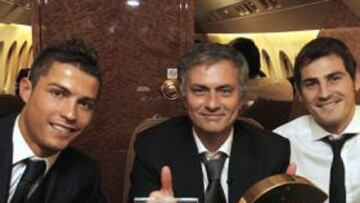 <b>NO SE REPETIRÁ ESTA FOTO. </b>Cristiano, Mourinho y Casillas en el vuelo de regreso de la Gala de 2010.