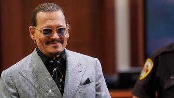 Mexicana se hace viral por ir a apoyar a Johnny Depp a su juicio