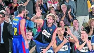 <b>UNA APISONADORA. </b>Navarro se retira al banquillo. Grimau, Trías, Lakovic y Lorbek le aplauden.