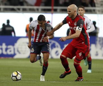 Eduardo López y Michael Pérez, lesionados con Chivas