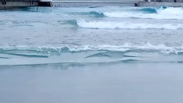 placas de hielo rompiéndose con las olas en The Wave - Bristol