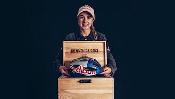 La piloto de MTB Rocío del Alba García Martínez, con gorra Red Bull, sonriendo a cámara y mostrando su nuevo casco dentro de una caja de madera.