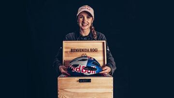 La piloto de MTB Roc&iacute;o del Alba Garc&iacute;a Mart&iacute;nez, con gorra Red Bull, sonriendo a c&aacute;mara y mostrando su nuevo casco dentro de una caja de madera. 