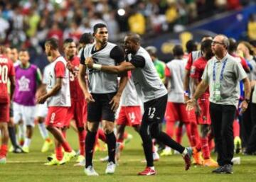 El colegiado Mark Geiger, decretó penalti por una supuesta mano de Torres, lo que enfado de los panameños, que amenazaron incluso con retirarse del campo