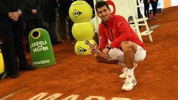 Novak Djokovic posa tras ganar el Mutua Madrid Open 2016.