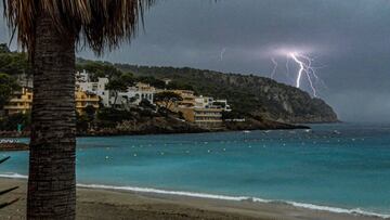 ANDRATX (ISLAS BALEARES) 29-08-20.- Alerta amarilla Baleares y alerta naranja en Menorca con riesgo importante de lluvias, con precipitación acumulada en una hora de 40 metros cúbicos, y tormentas, al igual que en el norte Mallorca. En el resto de Mallorca la alerta es amarilla por lluvias, como en Ibiza y Formentera. En la foto, un rayo cae en la zona de Andratx.-EFE/CATI CLADERA