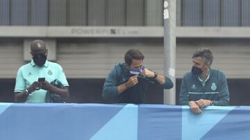 Tamudo, en mayo de 2021, durane la celebración del ascenso del Espanyol. A su derecha, otro mito presente en la Copa del Bernabéu: Tommy N'Kono.