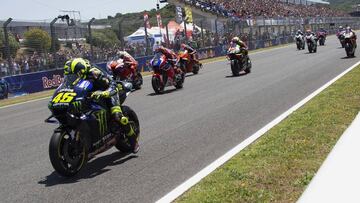 Rossi encabeza un grupo de pilotos durante el GP de Jerez 2019.